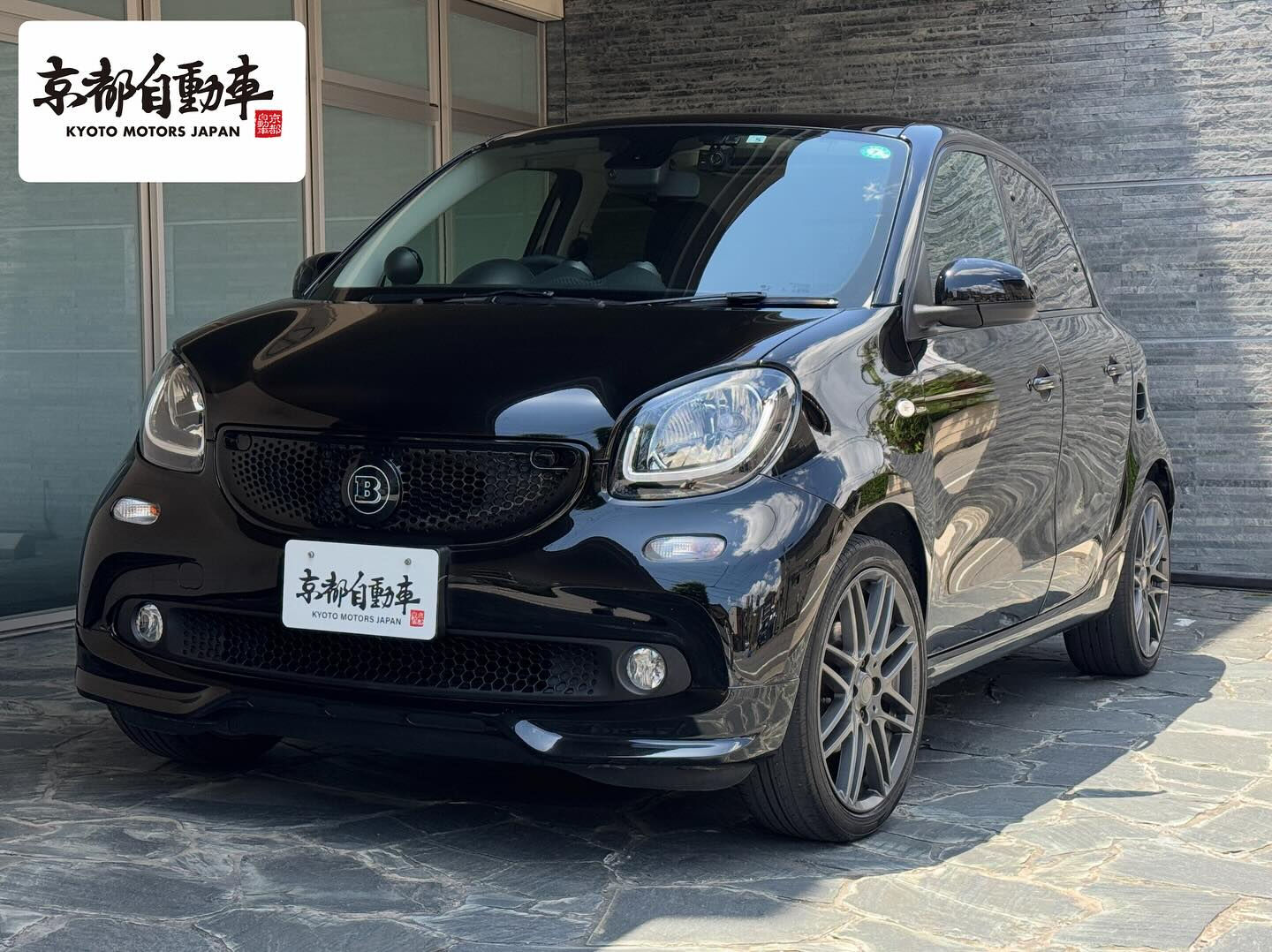 🚗✨京都の街の風景に馴染むコンパクトなスポーツカー、スマート