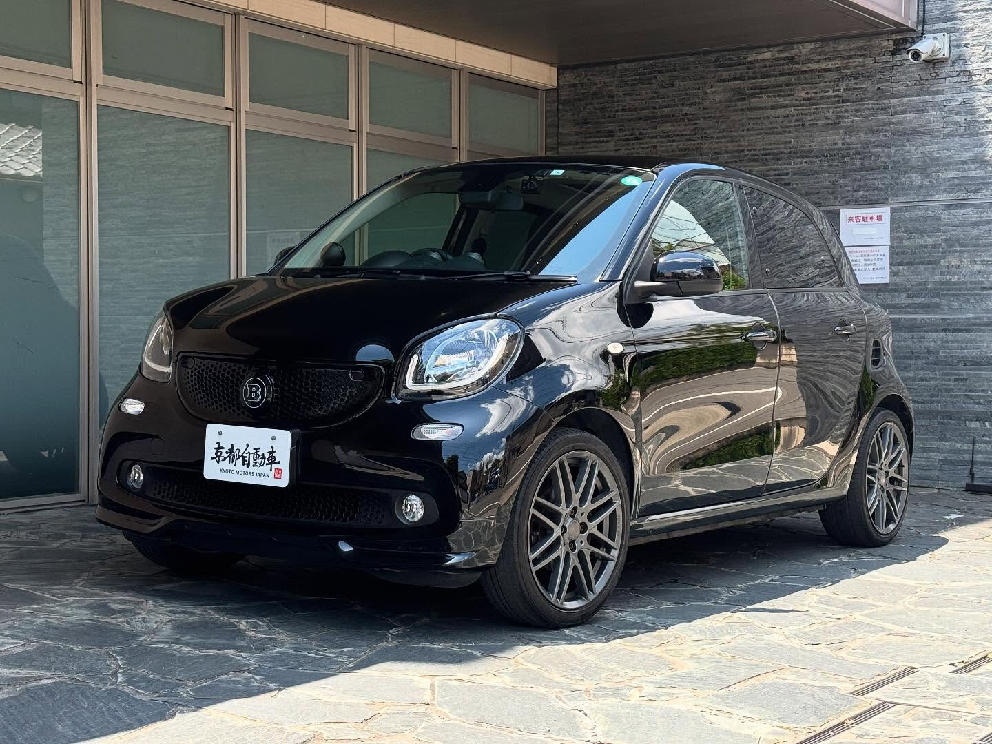 🚗✨京都の街の風景に馴染むコンパクトなスポーツカー、スマート