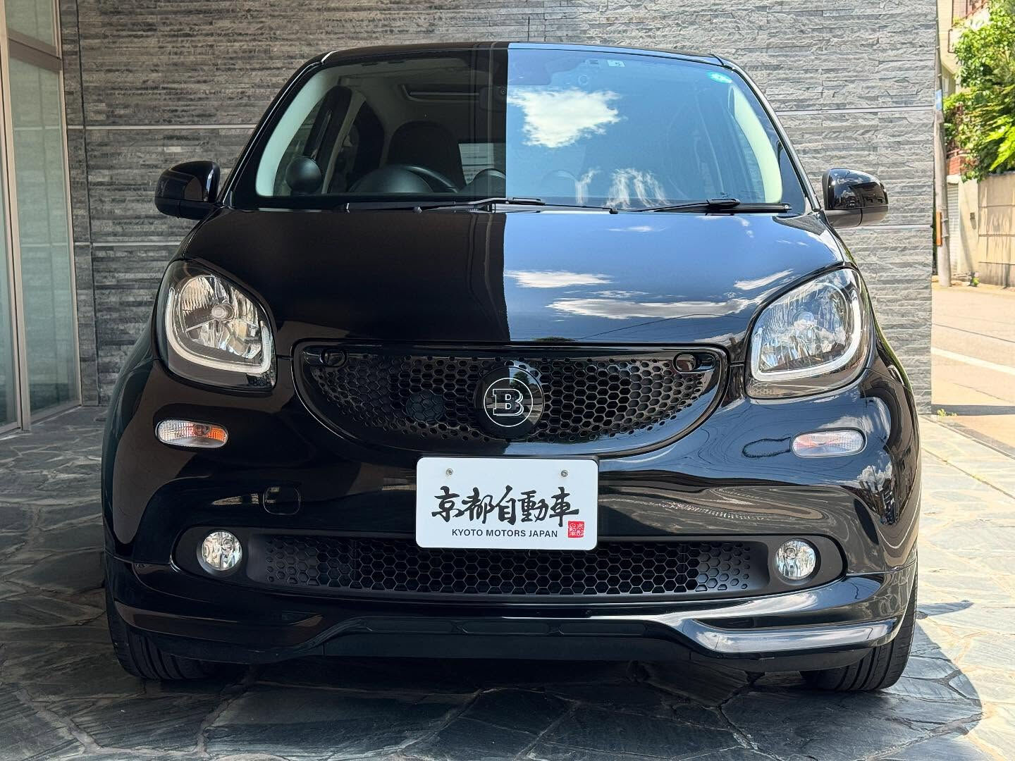 🚗✨京都の街の風景に馴染むコンパクトなスポーツカー、スマート