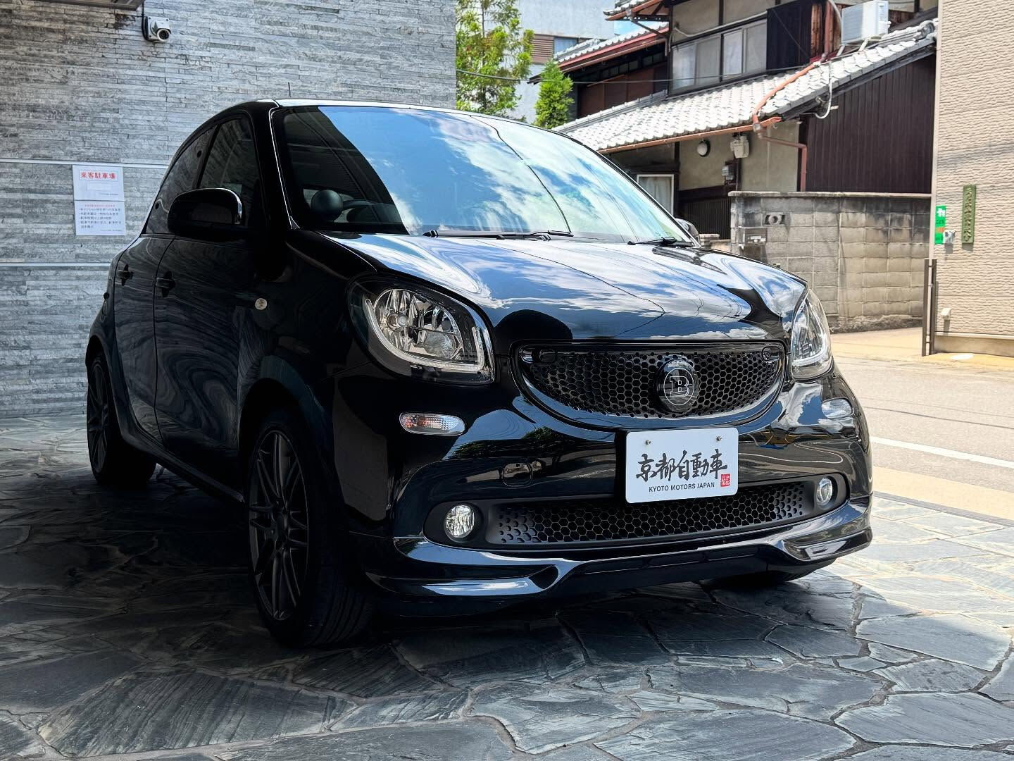 🚗✨京都の街の風景に馴染むコンパクトなスポーツカー、スマート