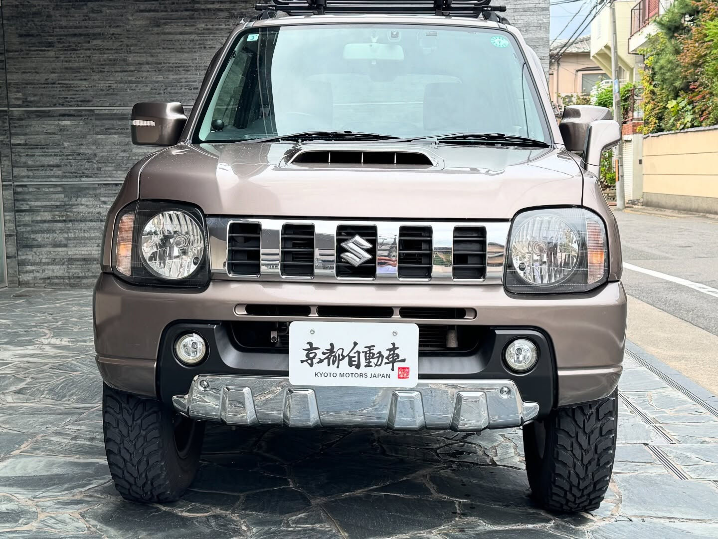 ブラウンメタリックのスズキ・ジムニーが京都自動車に登場