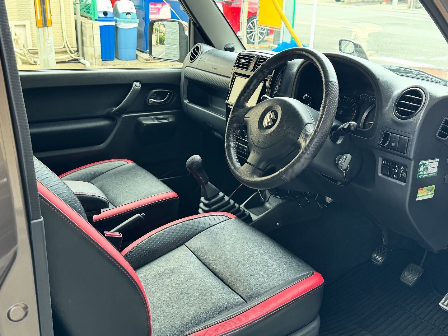 ブラウンメタリックのスズキ・ジムニーが京都自動車に登場