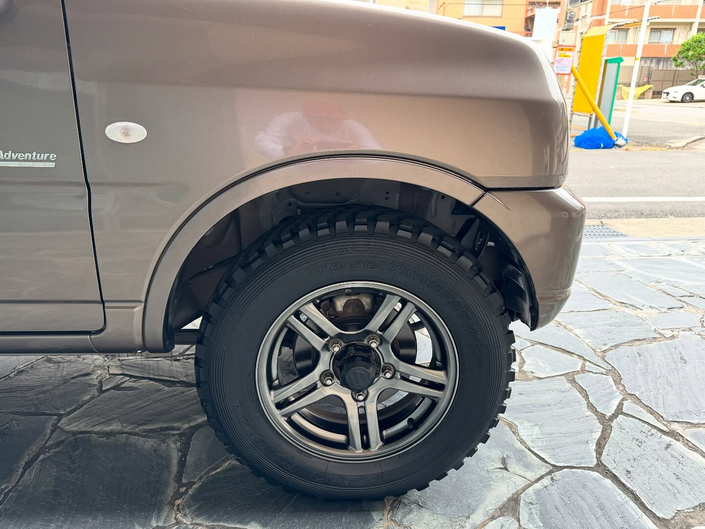 ブラウンメタリックのスズキ・ジムニーが京都自動車に登場
