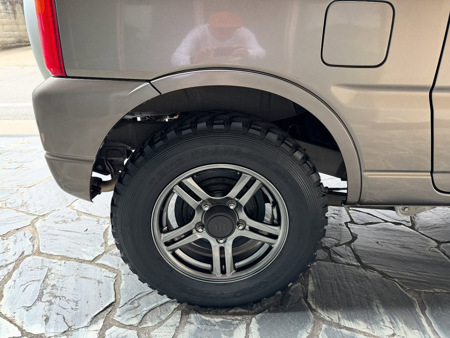 ブラウンメタリックのスズキ・ジムニーが京都自動車に登場