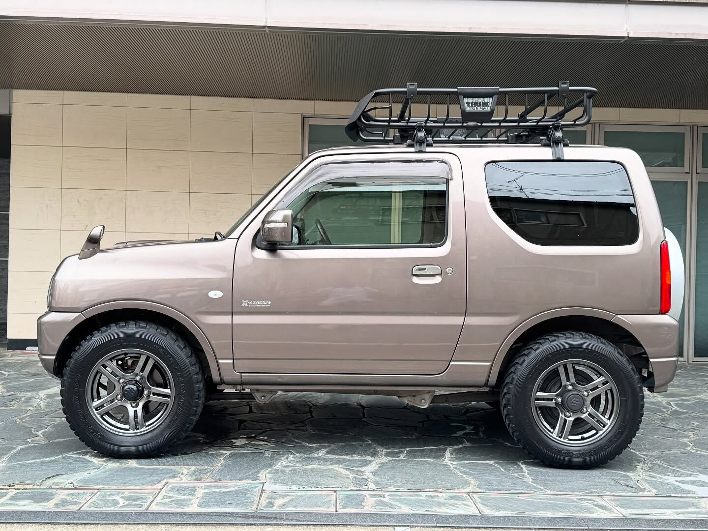 ブラウンメタリックのスズキ・ジムニーが京都自動車に登場