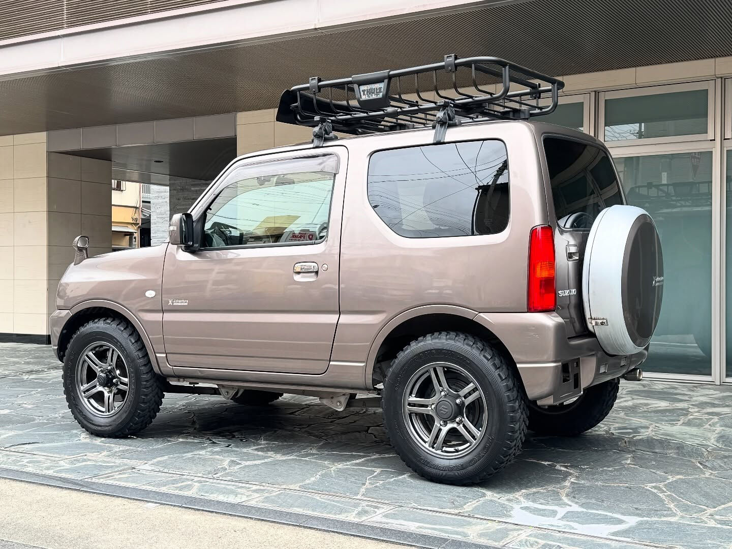 ブラウンメタリックのスズキ・ジムニーが京都自動車に登場