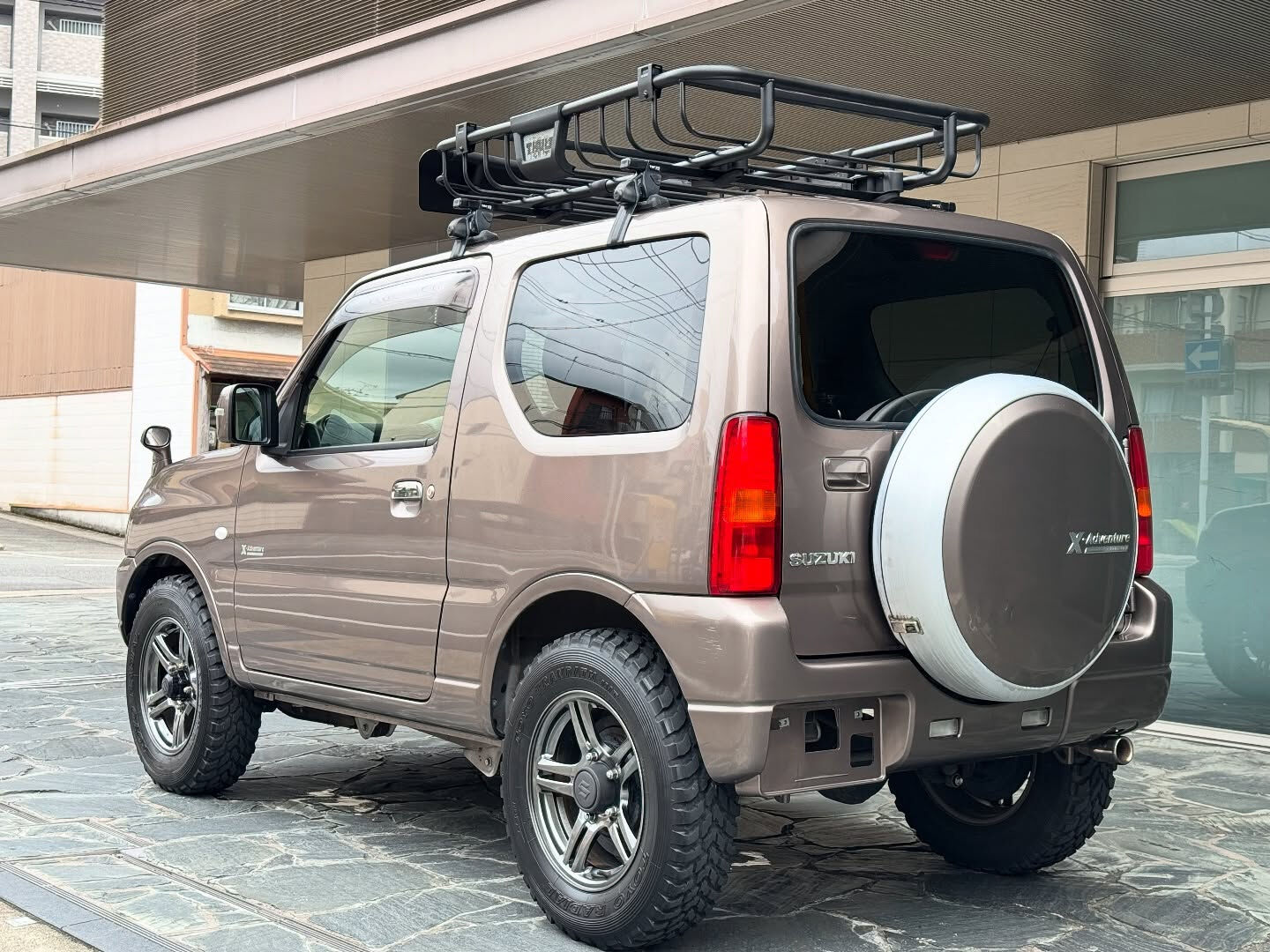ブラウンメタリックのスズキ・ジムニーが京都自動車に登場