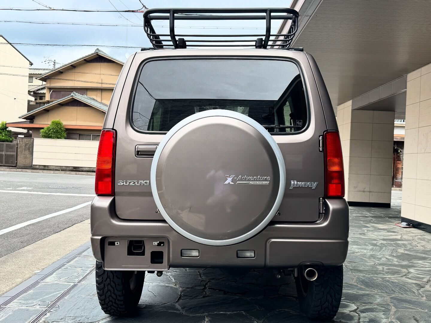 ブラウンメタリックのスズキ・ジムニーが京都自動車に登場