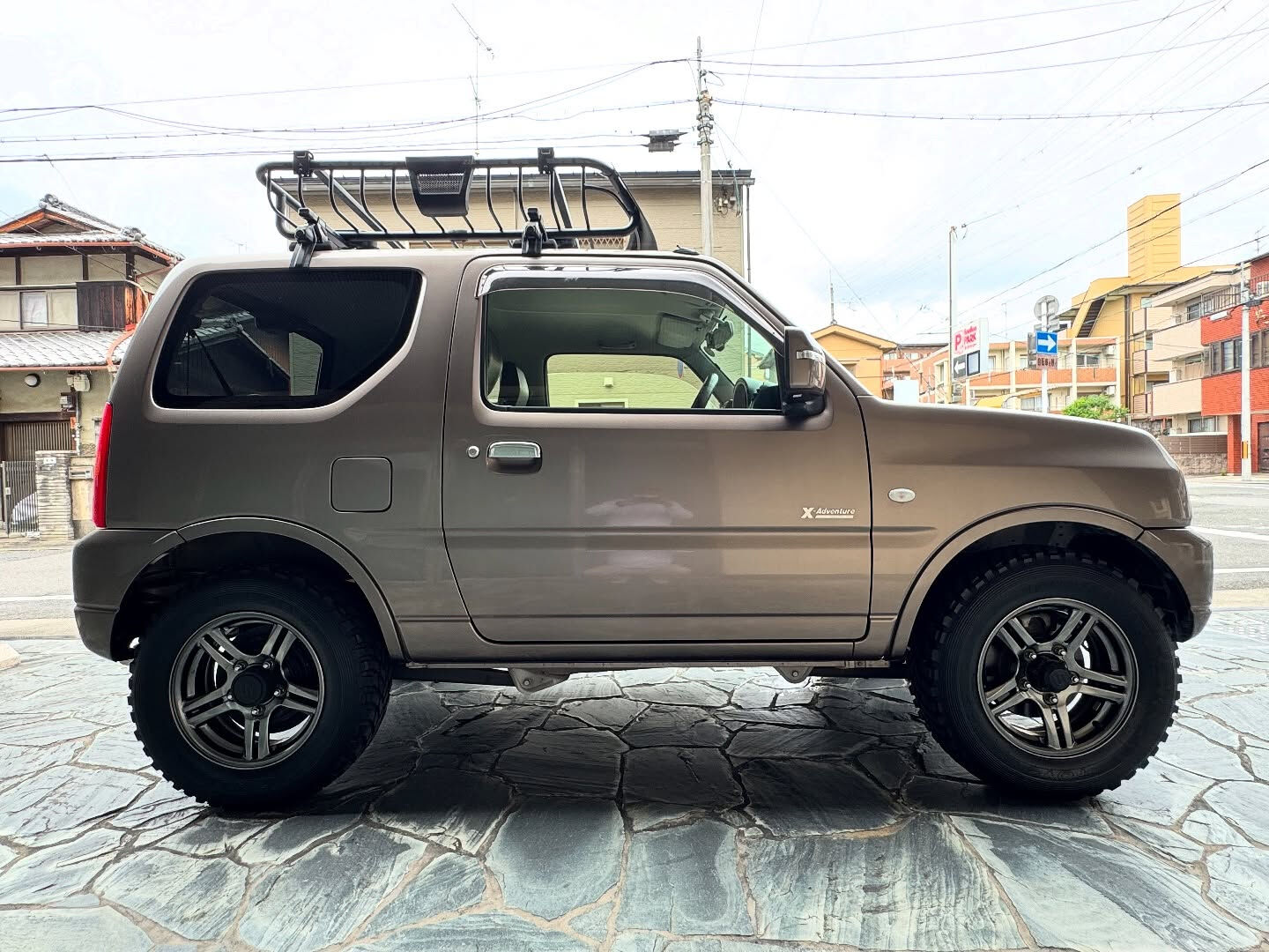 ブラウンメタリックのスズキ・ジムニーが京都自動車に登場
