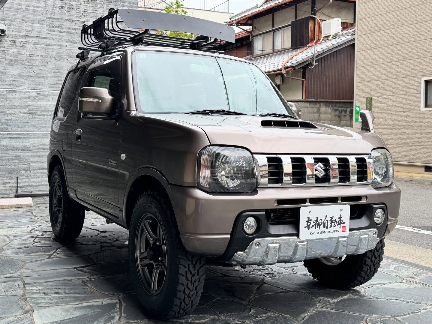 ブラウンメタリックのスズキ・ジムニーが京都自動車に登場