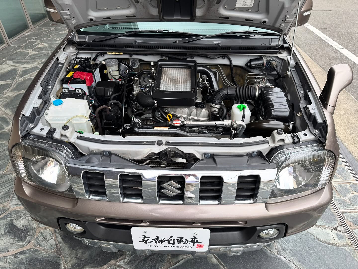 ブラウンメタリックのスズキ・ジムニーが京都自動車に登場