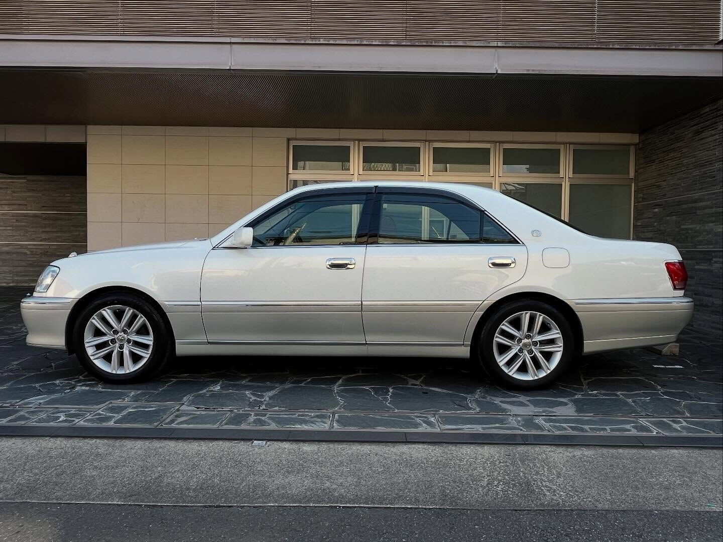 🚗✨ 憧れのクラウンが今ここに！あなたのドライブをさらに特別