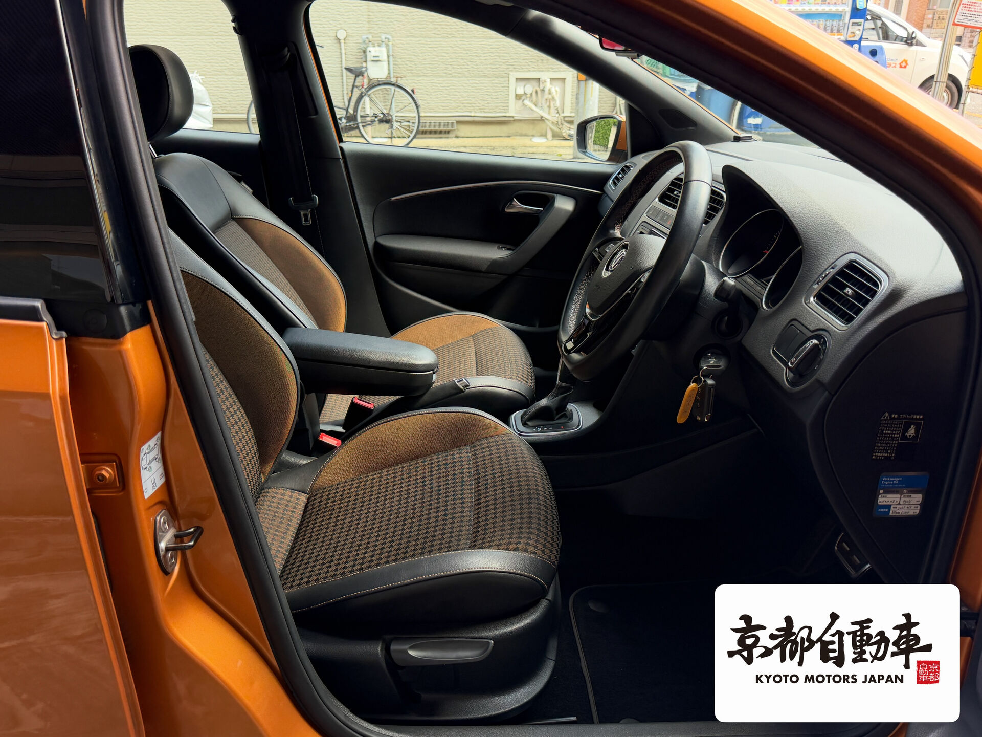 鮮やかなオレンジが目を引く、フォルクスワーゲン ポロ🍊