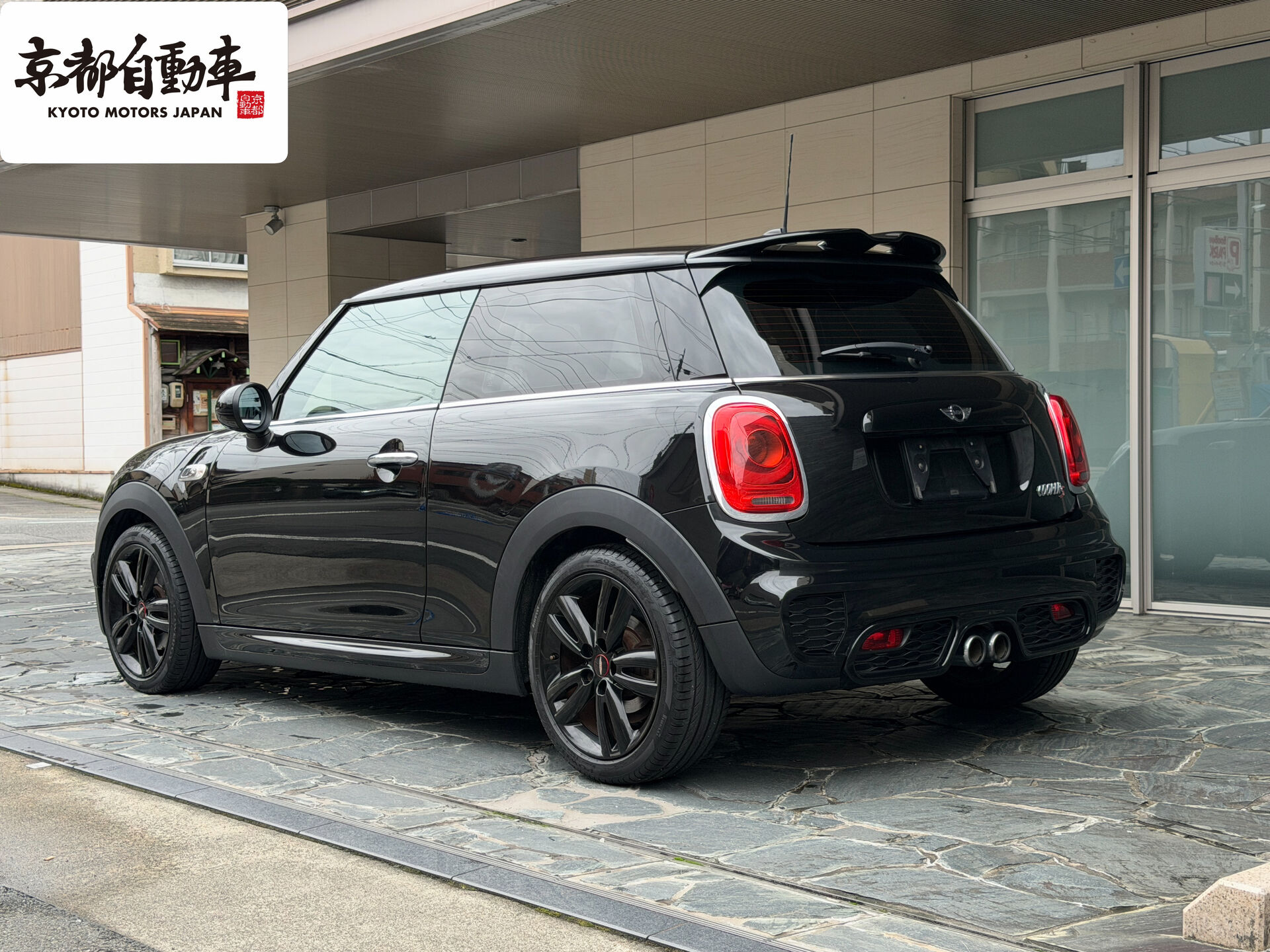 黒で魅せる、スポーティなMINI