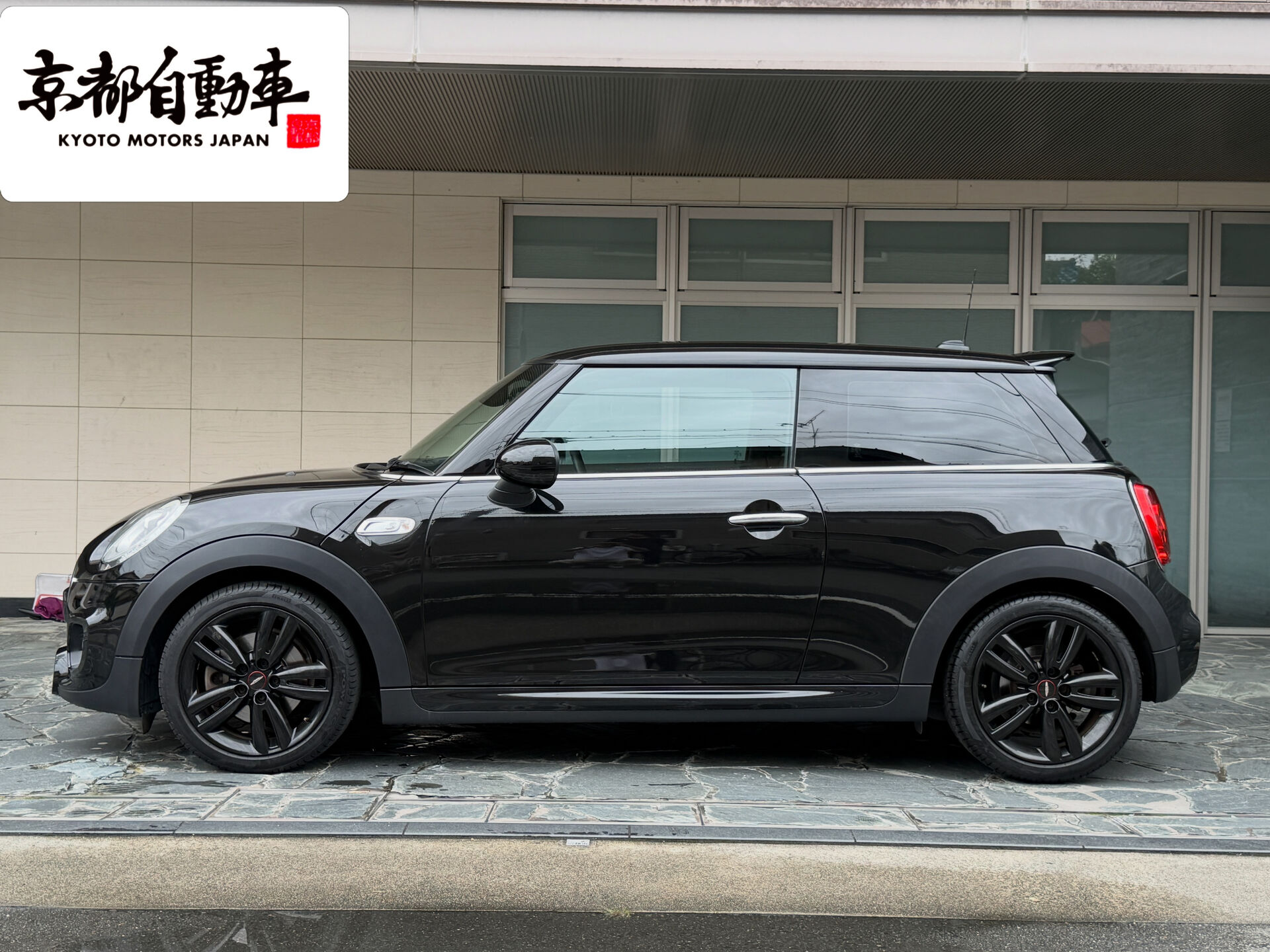 街に映える、ブラックのMINI